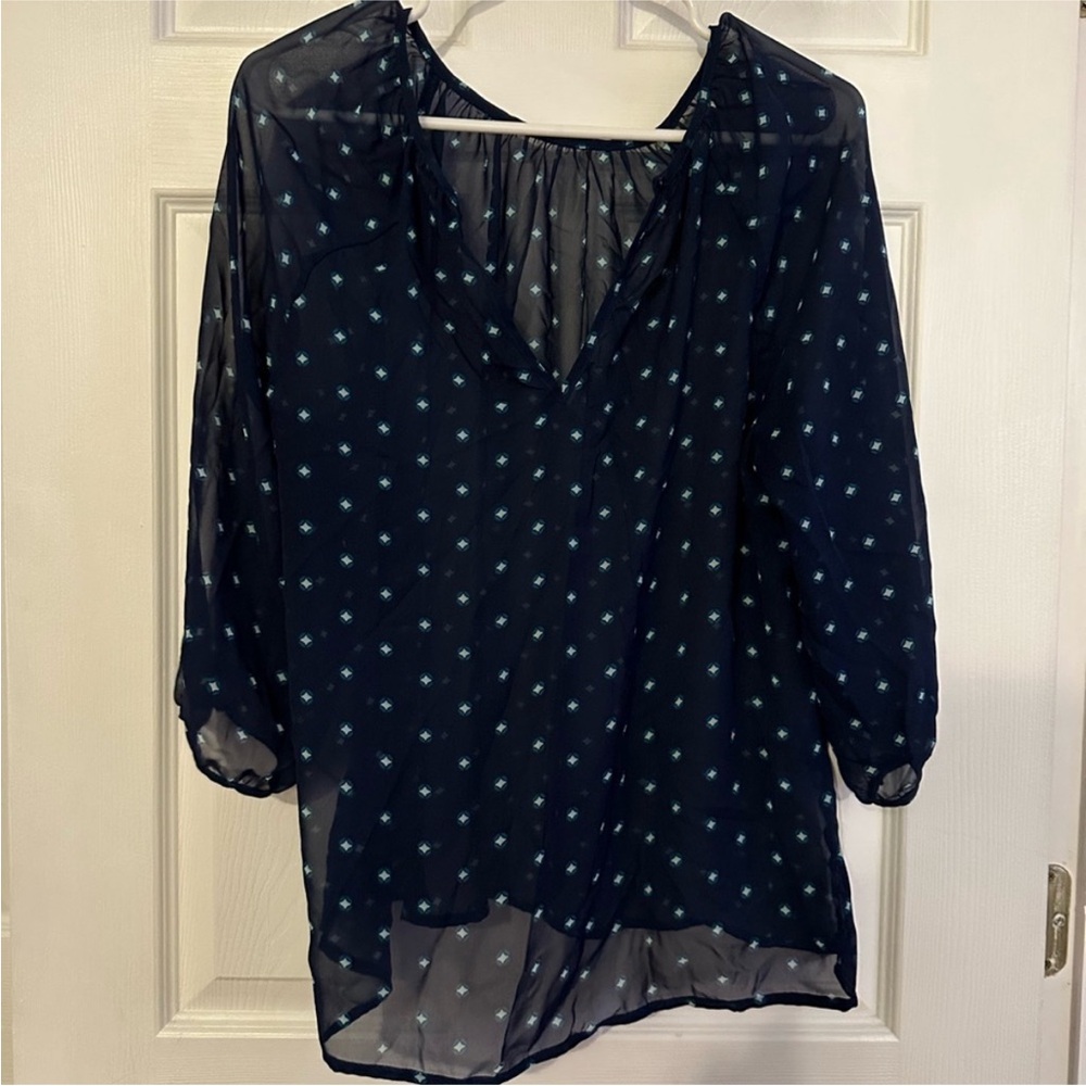 Old Navy sheer‎ lose fit v neck size lg